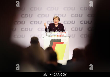 Leipzig, Deutschland. 22 Nov, 2019. Die deutsche Bundeskanzlerin Angela Merkel eine Rede während der Konvent der Christlich Demokratischen Union (CDU) Party in Leipzig, Deutschland, November 22, 2019. Credit: Shan Yuqi/Xinhua/Alamy leben Nachrichten Stockfoto