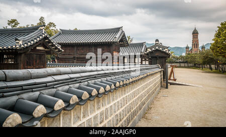 Gyeonggijeon schrein Gebäude und Jeondong Francis Xavier Cathedral eine alte katholische Kirche im Hintergrund in Jeonju Südkorea Stockfoto