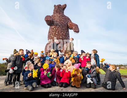 Enthüllung der Bär Skulptur John Muir von Bildhauer Andy Scott mit Ken Ross & Dunbar Grundschulkinder, East Lothian, Schottland, Großbritannien zu feiern. Stockfoto