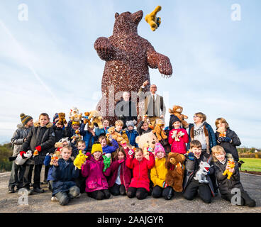 Enthüllung der Bär Skulptur John Muir von Bildhauer Andy Scott mit Ken Ross & Dunbar Grundschulkinder, East Lothian, Schottland, Großbritannien zu feiern. Stockfoto