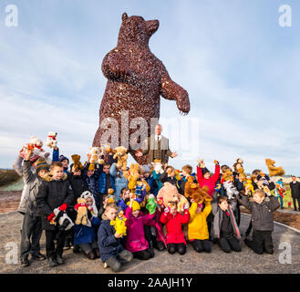 Enthüllung der Bär Skulptur John Muir von Bildhauer Andy Scott mit Ken Ross & Dunbar Grundschulkinder, East Lothian, Schottland, Großbritannien zu feiern. Stockfoto