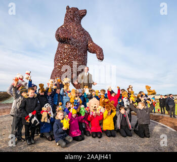 Enthüllung der Bär Skulptur John Muir von Bildhauer Andy Scott mit Ken Ross & Dunbar Grundschulkinder, East Lothian, Schottland, Großbritannien zu feiern. Stockfoto