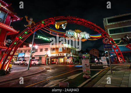 Incheon Korea, 7. Oktober 2019: Songwol-dong Märchen Dorf Nachbarschaft arch und Blick auf die Straße bei Nacht in Incheon Südkorea Stockfoto