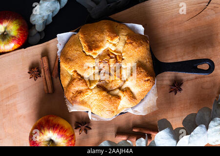 Essen Konzept frisch gebackene golden Hausgemachte Bio Apple Galette pie buttrige Kruste in eisernen Pfanne Pfanne mit Kopie Raum Stockfoto