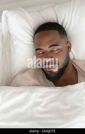 Blick von oben auf die Ruhige biracial Mann entspannen schlafen im Bett Stockfoto