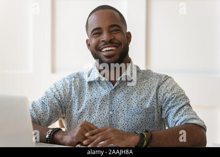 Portrait von lächelnden biracial Mann, Blick in die Kamera lachen Stockfoto