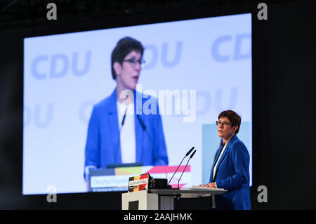 Leipzig, Deutschland. 22 Nov, 2019. Deutschlands Verteidigungsminister und Christlich Demokratische Union (CDU) Partei Annegret Kramp-Karrenbauer liefert eine Rede beim Parteitag in Leipzig, Deutschland, November 22, 2019. Credit: Shan Yuqi/Xinhua/Alamy leben Nachrichten Stockfoto