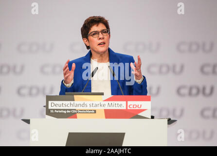 Leipzig, Deutschland. 22 Nov, 2019. Deutschlands Verteidigungsminister und Christlich Demokratische Union (CDU) Partei Annegret Kramp-Karrenbauer liefert eine Rede beim Parteitag in Leipzig, Deutschland, November 22, 2019. Credit: Shan Yuqi/Xinhua/Alamy leben Nachrichten Stockfoto