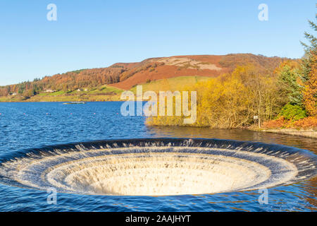 Trichterförmiger Behälter Ladybower überlauf Überlauf bell - Mund abflußkanal Ladybower Reservoir Derbyshire Peak District National Park Derbyshire England Großbritannien Stockfoto