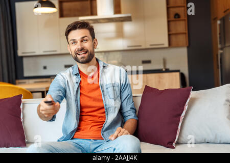 Junge erwachsene Menschen Fernsehen, zu Hause sitzen Stockfoto