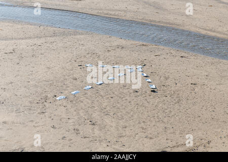 GTAS/-Notruf Notsignal für "Verfahren in diese Richtung '/' auf diese Weise zu gehen. SERE Training, survival skills Training Konzept. Stockfoto