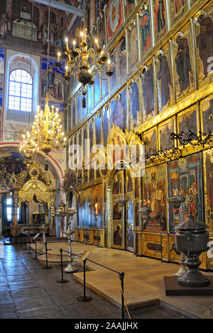 = Ikonostase und Kirche Kronleuchter der Kathedrale der Geburt (Winkel) = Das prächtige Interieur des alten Geburt der Jungfrau Kathedrale in Stockfoto