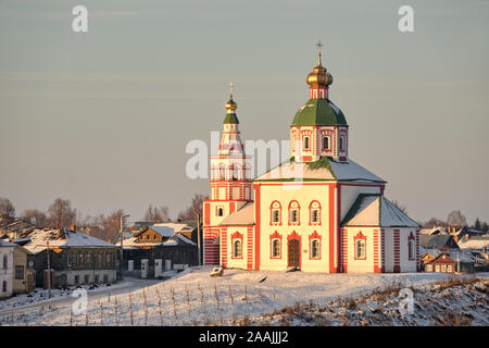 = Kirche von dem Propheten Elia auf dem Ivan Hill im Winter Sonnenuntergang = Suzdal Winterbild mit kürzlich renovierten Stein Kirche von Elia (Ilja) Stockfoto