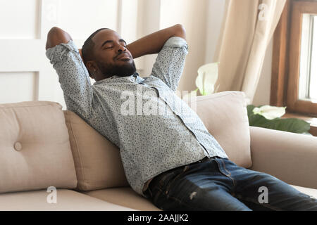 Ruhe African American Entspannen auf bequemen Sofa zu Hause Stockfoto