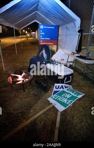 United Auto Workers (UAW) Union Mitglieder auf den Streikposten gegen General Motors (GM) am Feuerstein Montagewerk, Flint, Michigan. Oktober, 2019 Stockfoto