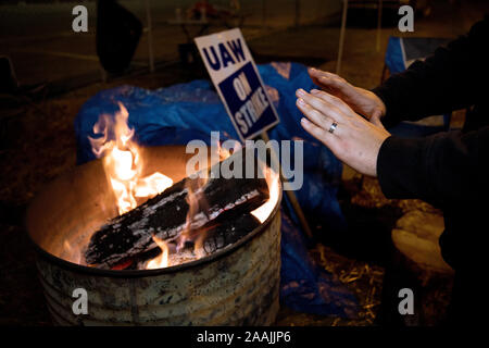 United Auto Workers (UAW) Union Mitglieder auf den Streikposten gegen General Motors (GM) am Feuerstein Montagewerk, Flint, Michigan. Oktober, 2019 Stockfoto