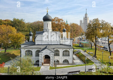 Kirche der Empfängnis der heiligen Anna im Herbst. Landschaften von Sarjadje Park in Moskau. Stockfoto