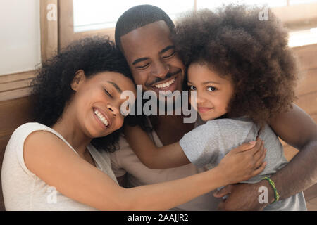 Gerne afrikanische amerikanische Ehepaar mit Kind zu Hause umfassen Stockfoto