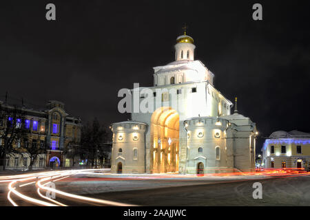 = Golden Gate und Ampel im Winter Urlaub = lange Belichtung Foto mit Blick vom Beginn des Dvoryanskaya (Noble) Straße auf Stockfoto