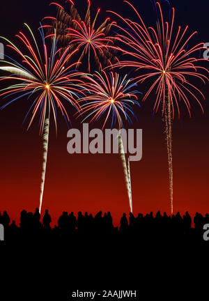 Silhouette von Menschen zu einem Feuerwerk. Stockfoto