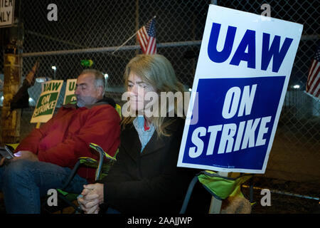 United Auto Workers (UAW) Union Mitglieder auf den Streikposten gegen General Motors (GM) am Feuerstein Montagewerk, Flint, Michigan. Oktober, 2019 Stockfoto