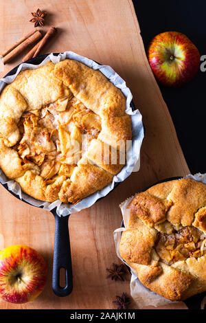 Essen Konzept frisch gebackene golden Hausgemachte Bio Apple Galette pie buttrige Kruste in eisernen Pfanne Pfanne mit Kopie Raum Stockfoto