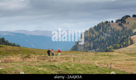 Seiser Alm, Italien, 18. Oktober 2019: Gruppe von Menschen wandern in der wunderschönen Landschaft der Seiser Alm Tal auf die italienischen Dolomiten in Italien Stockfoto