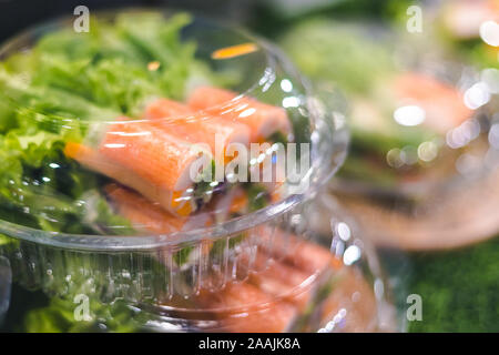 Roll Salat mit biologischen Gemüsegarten pack in Kunststoffbox Stockfoto