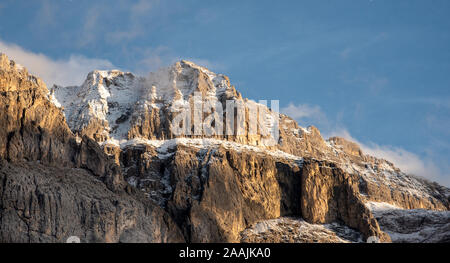 Schöne Berglandschaft mit Dolomit felsigen Gipfel mit Wolken und Schnee in den Alpen Südtirol in Italien Stockfoto