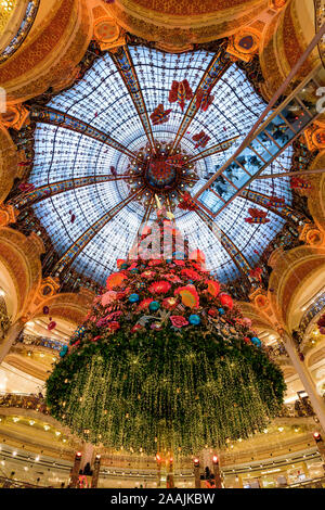 PARIS, Frankreich, 21. November 2019: Die 2019 Weihnachtsbaum hat bei Galeries Lafayette Departement Store angekommen, mit seinen herrlichen Jugendstil Kuppel. Stockfoto