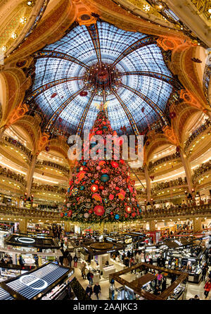 PARIS, Frankreich, 21. November 2019: Die 2019 Weihnachtsbaum hat bei Galeries Lafayette Departement Store angekommen, mit seinen herrlichen Jugendstil Kuppel. Stockfoto