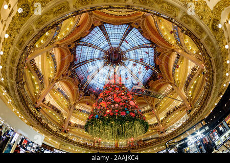 PARIS, Frankreich, 21. November 2019: Die 2019 Weihnachtsbaum hat bei Galeries Lafayette Departement Store angekommen, mit seinen herrlichen Jugendstil Kuppel. Stockfoto