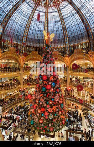 PARIS, Frankreich, 21. November 2019: Die 2019 Weihnachtsbaum hat bei Galeries Lafayette Departement Store angekommen, mit seinen herrlichen Jugendstil Kuppel. Stockfoto