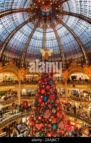 PARIS, Frankreich, 21. November 2019: Die 2019 Weihnachtsbaum hat bei Galeries Lafayette Departement Store angekommen, mit seinen herrlichen Jugendstil Kuppel. Stockfoto