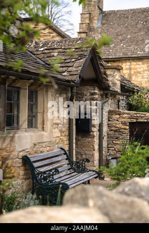 Cute traditionelle Kalkstein Häuser aus Stein in den ländlichen Gebieten Großbritanniens, England, Cotswolds, Vereinigtes Königreich.