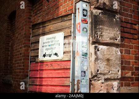 Deutschland, Furth, Juli 2019. Detail der alten Mauer mit Risse im Putz. Stockfoto