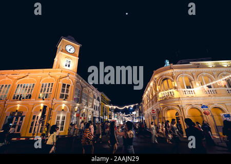 Phuket, Thailand - 22 Februar 2018: die Menschen zu Fuß rund um die Straße am Tage des Ereignisses in der Nähe des Clock Tower im Old Town Stockfoto