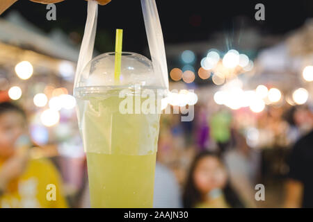 Canesugar Wasser trinken mit Markt unscharf im Hintergrund Stockfoto