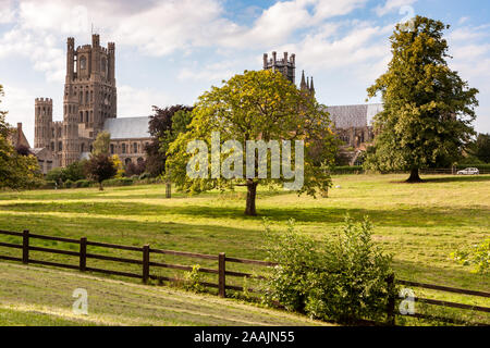 Die Kathedrale von Ely, England. Die mittelalterliche Kathedrale im East Anglian Stadt Ely, auch als das Schiff des Fens bekannt. Stockfoto