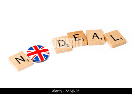 Konzeptionelle: Scrabble Buchstaben um kein Abkommen mit der Union Flag pin Badge als O. Stockfoto