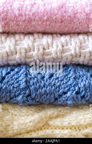 Hand gestrickte Pullover, Decken und in Pastellfarben Stockfoto