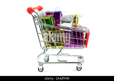 4-Rad trolley Warenkorb mit verschiedenen Farbe der Geschenkboxen auf isolierten weißen Hintergrund gefüllt Stockfoto