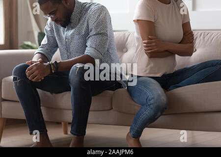 Afrikanische Paar suchen nicht reden an einander nach Streit Stockfoto