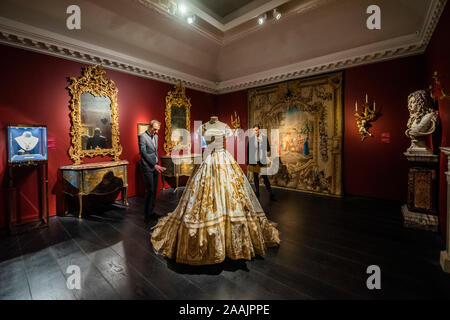 Christie's, London, Großbritannien. 22. Nov 2019. Dolce & Gabanna Alta Moda Korsett Kleid und privaten Verkauf Werke - Christies Vorschau alte Gemälde und dekorative Künste, neben couture Kleider und Schmuck aus dem Dolce&Gabbana von Alta Moda und Alta Gioielleria Sammlungen kuratiert, die Rückverfolgung der dauerhaften Einfluß auf die Mode der Jahrhunderte alten Leinwände und Sartorial blüht von der Geschichte inspiriert. Credit: Guy Bell/Alamy leben Nachrichten Stockfoto