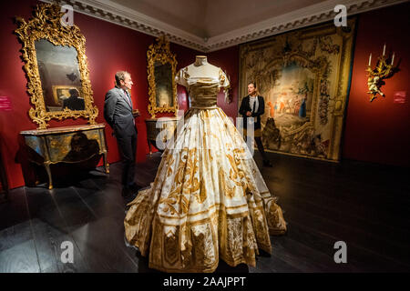 Christie's, London, Großbritannien. 22. Nov 2019. Dolce & Gabanna Alta Moda Korsett Kleid und privaten Verkauf Werke - Christies Vorschau alte Gemälde und dekorative Künste, neben couture Kleider und Schmuck aus dem Dolce&Gabbana von Alta Moda und Alta Gioielleria Sammlungen kuratiert, die Rückverfolgung der dauerhaften Einfluß auf die Mode der Jahrhunderte alten Leinwände und Sartorial blüht von der Geschichte inspiriert. Credit: Guy Bell/Alamy leben Nachrichten Stockfoto