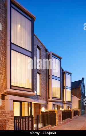 Schräge detail Erhöhung der modernen Terrasse mit beleuchteten Innenräumen. Warriner Gardens, London, Vereinigtes Königreich. Architekt: Kind Graddon Lewis, 2019. Stockfoto