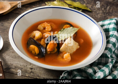 Französische Bouillabaisse Suppe auf hölzernen Tisch Stockfoto
