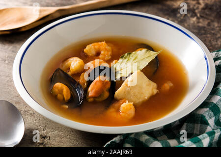 Französische Bouillabaisse Suppe auf hölzernen Tisch Stockfoto