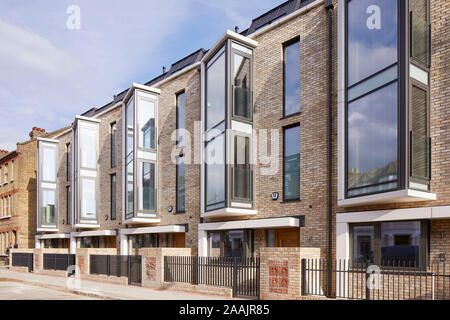 Schräge Erhöhung der modernen Terrasse. Warriner Gardens, London, Vereinigtes Königreich. Architekt: Kind Graddon Lewis, 2019. Stockfoto