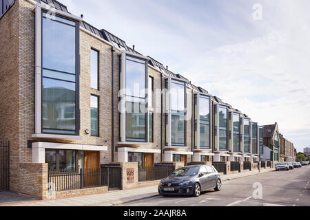 Schräge Erhöhung der modernen Terrasse. Warriner Gardens, London, Vereinigtes Königreich. Architekt: Kind Graddon Lewis, 2019. Stockfoto